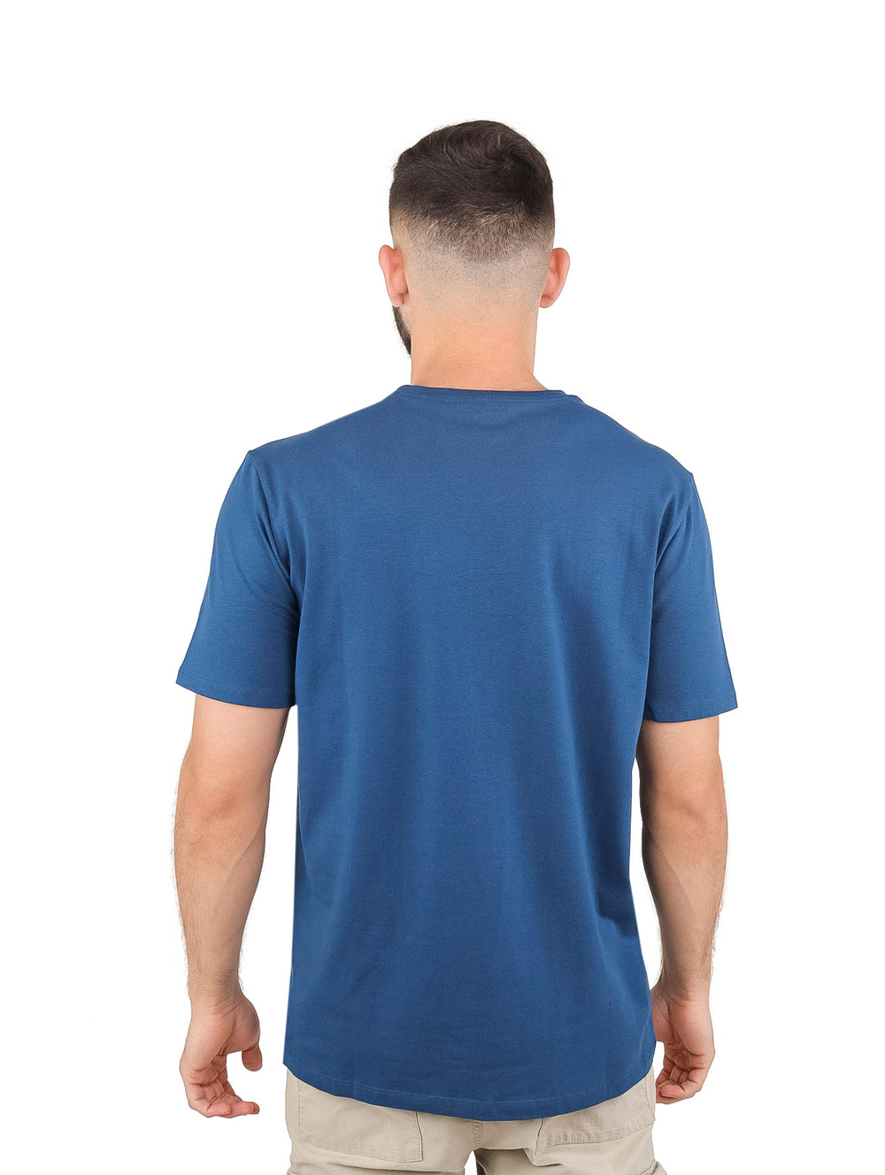 Hombre vistiendo playera azul de manga corta con logotipo DKNY en el pecho.