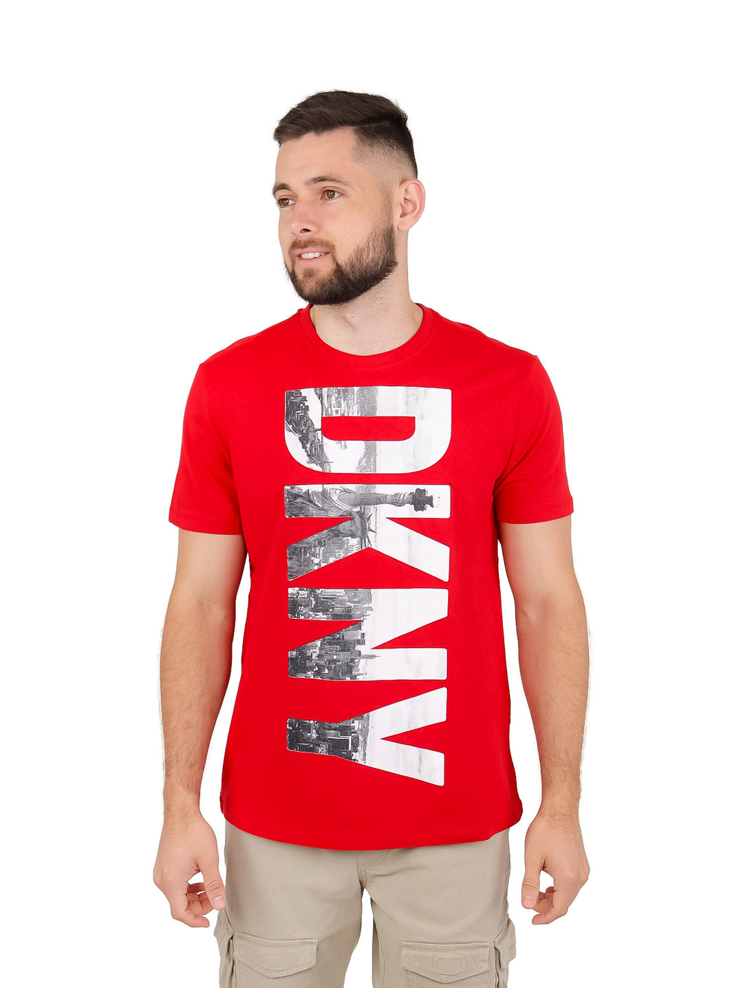 Hombre vistiendo playera roja de manga corta con estampado frontal blanco y gris de la marca DKNY.