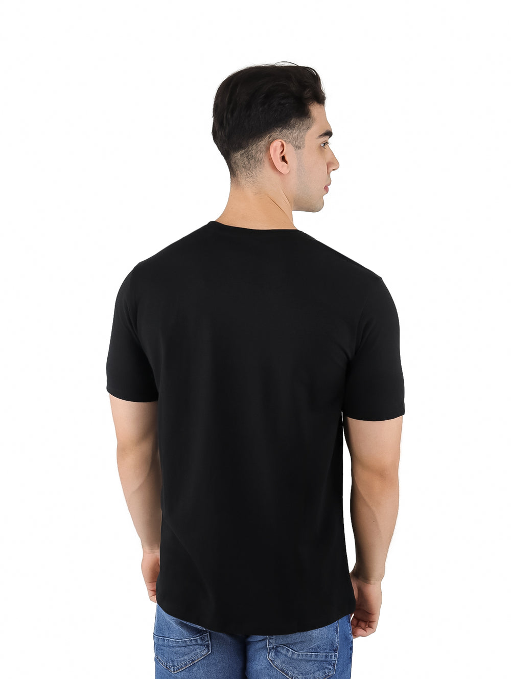 Playera negra de manga corta DKNY Sport con diseño gráfico en el pecho.