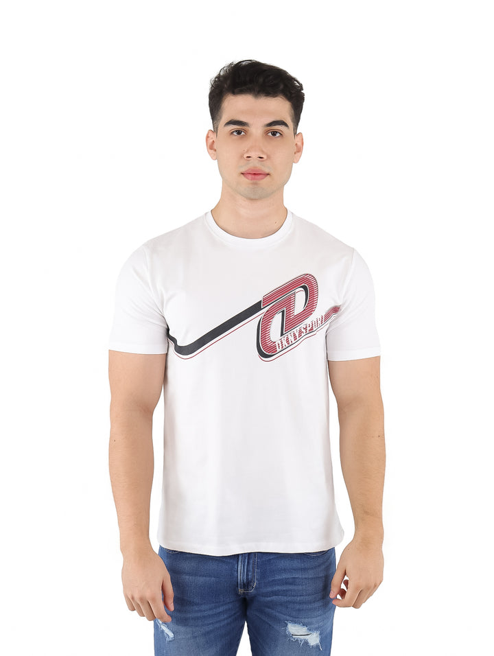 Hombre vistiendo playera blanca de manga corta con estampado gráfico en el pecho.