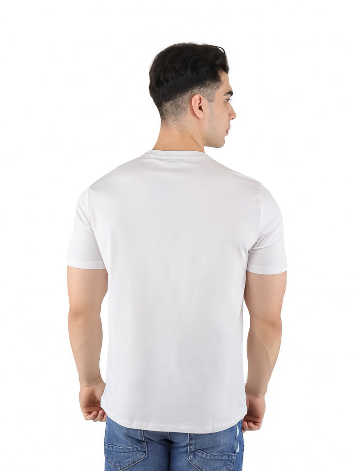 Hombre vistiendo playera blanca de manga corta con estampado gráfico en el pecho.