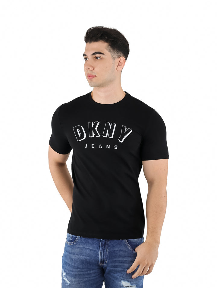Hombre vistiendo playera negra de manga corta con logotipo DKNY Jeans en color blanco al frente.