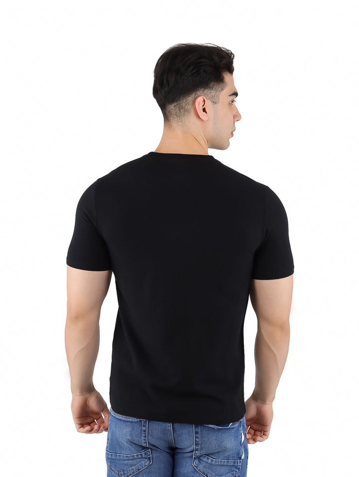 Hombre vistiendo playera negra de manga corta con logotipo DKNY Jeans en color blanco al frente.