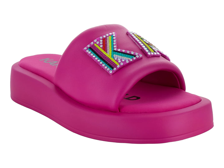 Sandalia de plataforma color rosa intenso con logotipo decorado con cristales multicolores.