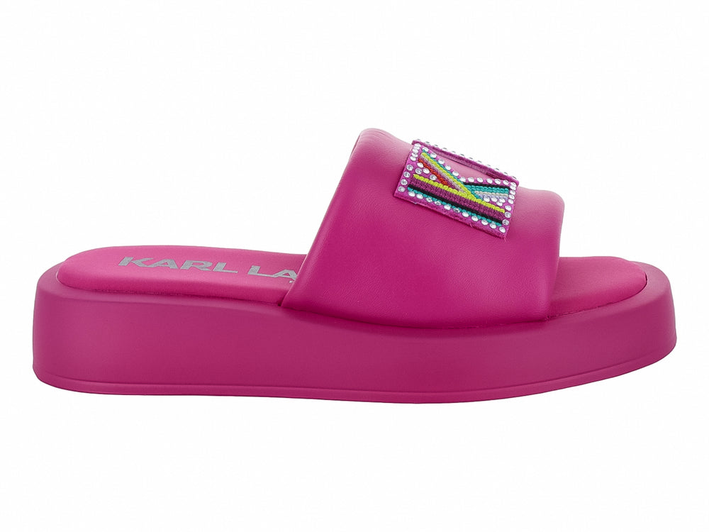 Sandalia de plataforma color rosa intenso con logotipo decorado con cristales multicolores.