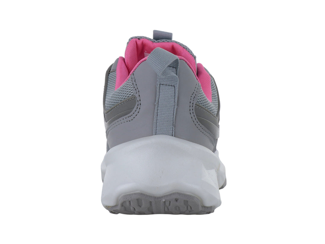 Tenis deportivos color gris con interior rosa neón y suela blanca.