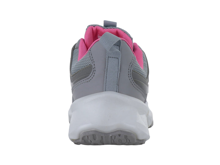 Tenis deportivos color gris con interior rosa neón y suela blanca.