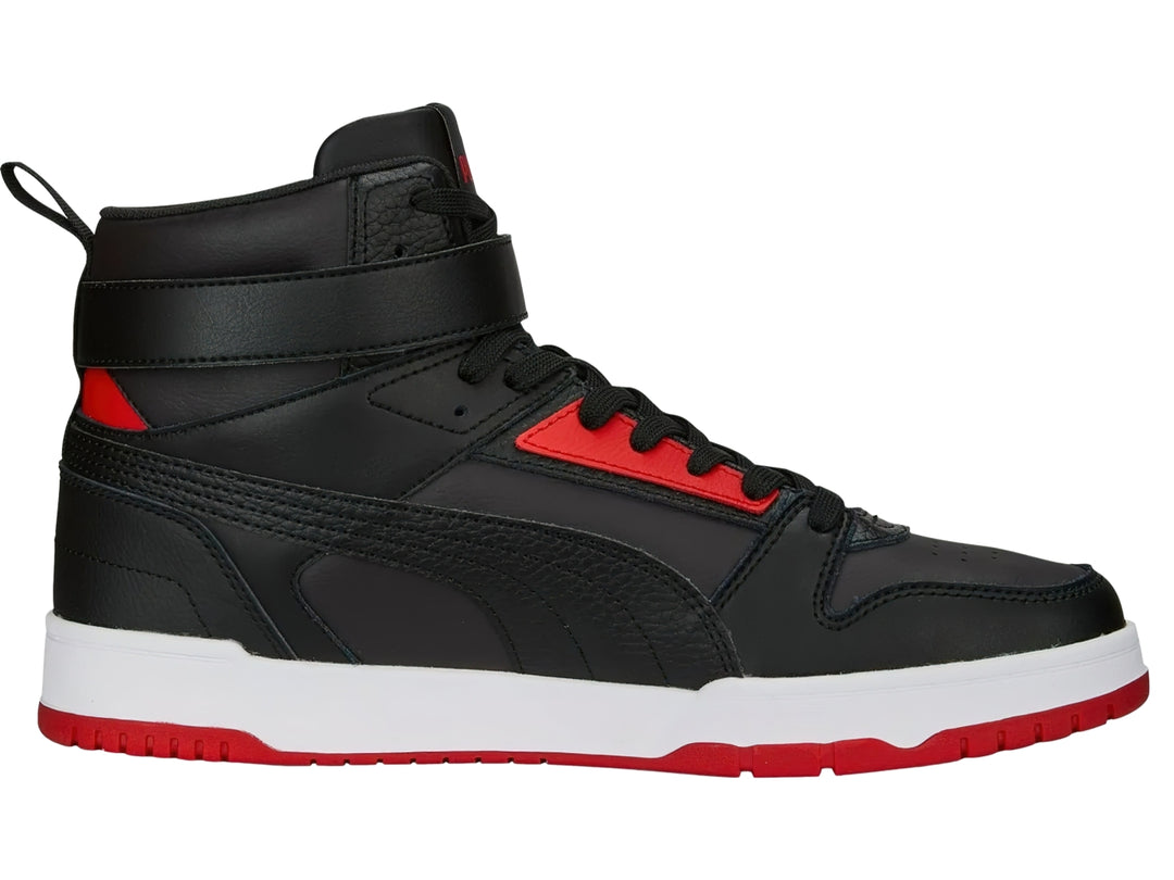 Tenis Puma de corte alto en color negro con suela blanca y detalles en rojo.