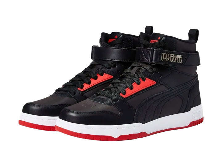 Tenis Puma de corte alto en color negro con suela blanca y detalles en rojo.