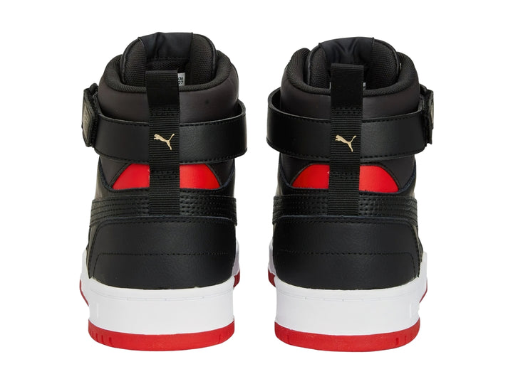 Tenis Puma de corte alto en color negro con suela blanca y detalles en rojo.