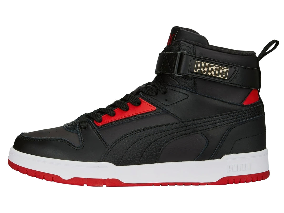 Tenis Puma de corte alto en color negro con suela blanca y detalles en rojo.