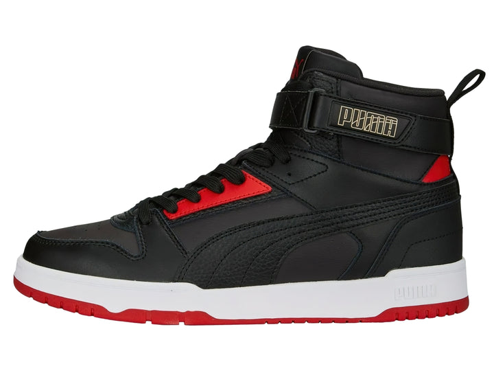Tenis Puma de corte alto en color negro con suela blanca y detalles en rojo.