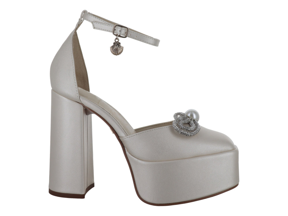 Zapatilla de tacón plataforma color ivory con adorno de moño, perla y correa al tobillo.