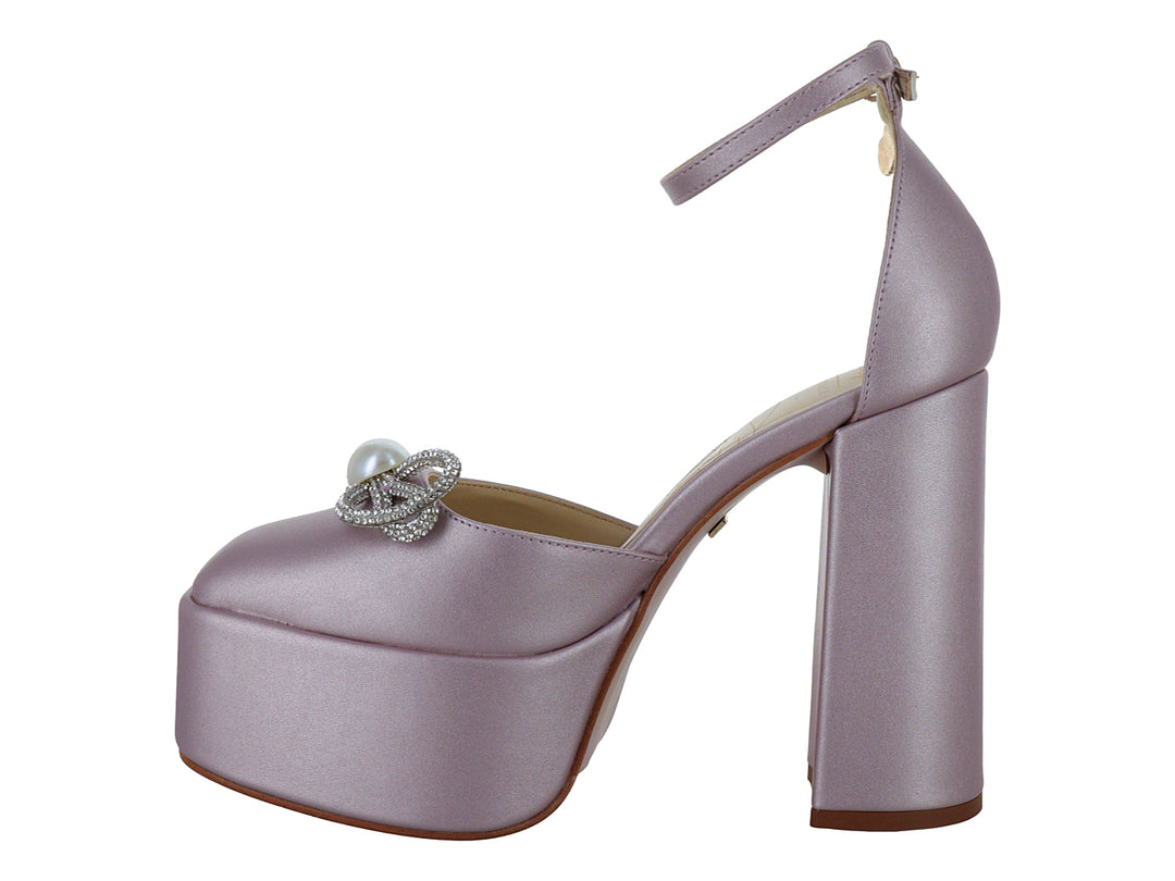 Zapato de tacón plataforma color rosa con detalle de moño plateado y perla blanca.