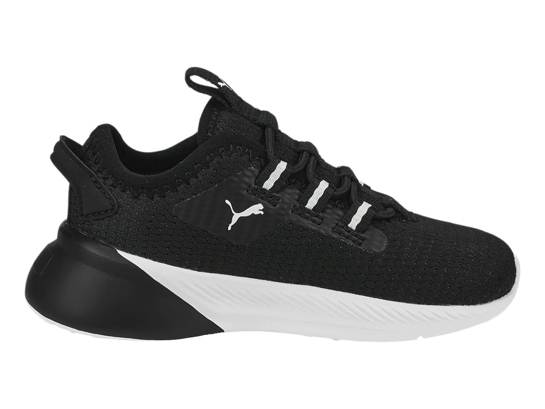 Tenis deportivos PUMA Retaliate 2 en color negro con suela blanca y detalles en blanco.