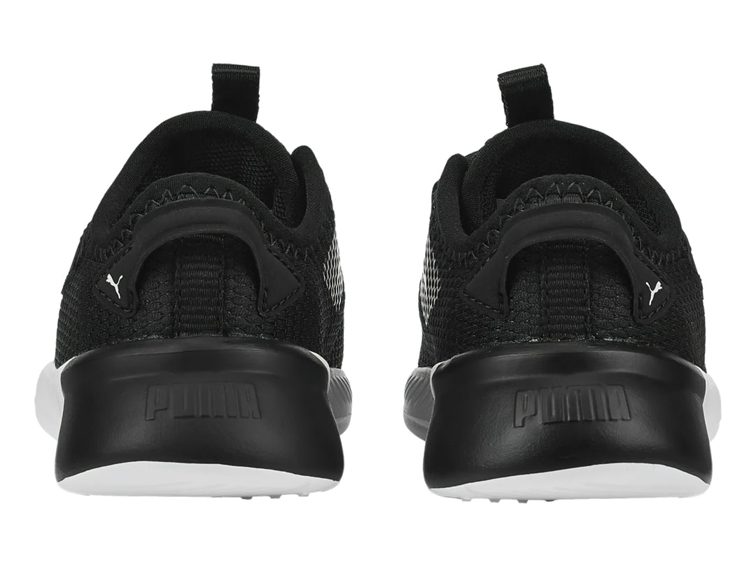 Tenis deportivos PUMA Retaliate 2 en color negro con suela blanca y detalles en blanco.