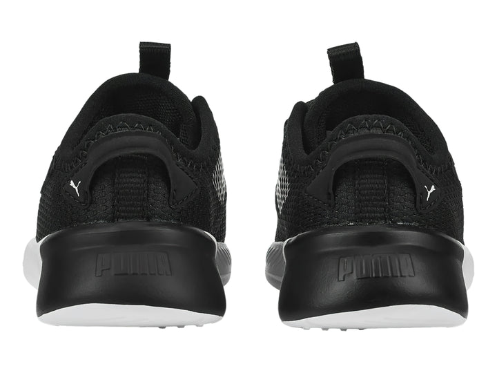 Tenis deportivos PUMA Retaliate 2 en color negro con suela blanca y detalles en blanco.