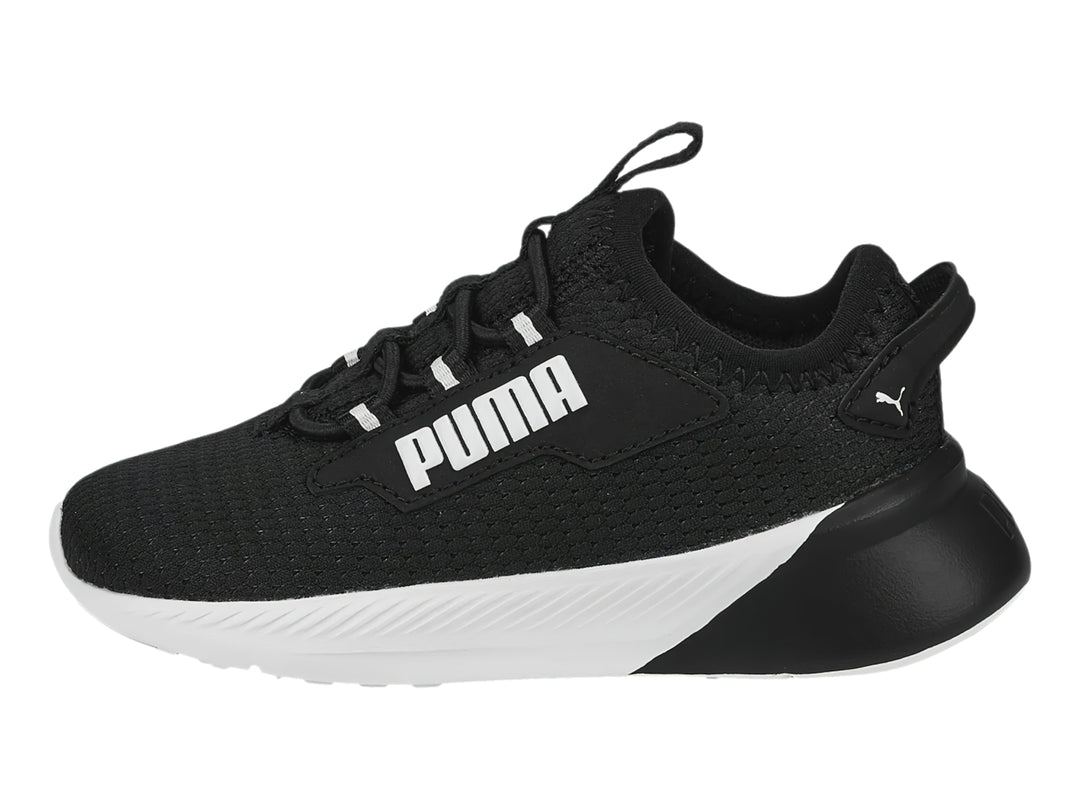 Tenis deportivos PUMA Retaliate 2 en color negro con suela blanca y detalles en blanco.