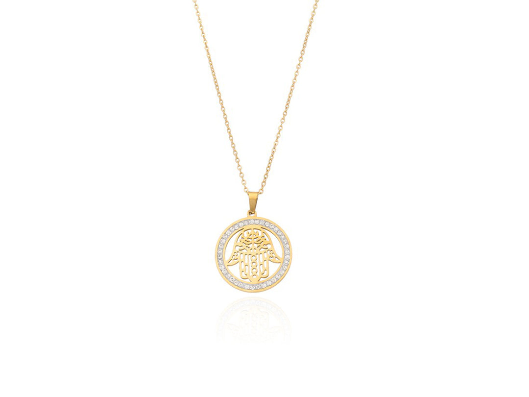 Collar dorado con dije circular que contiene la Mano de Fátima adornada con cristales blancos.