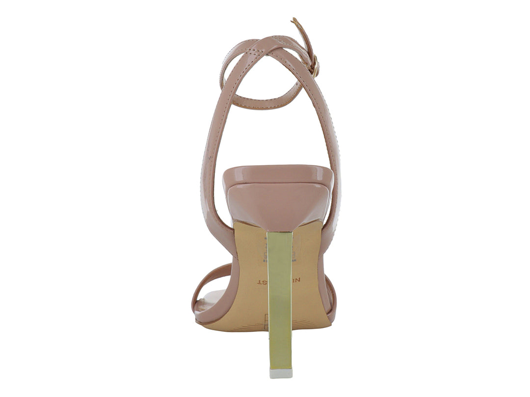 Sandalia Nine West color nude con tacón alto, punta cuadrada y correa al tobillo.