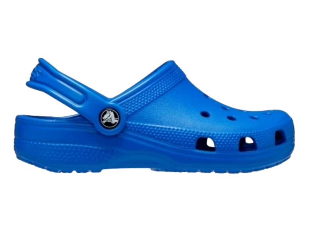 Zueco Crocs Classic Clog en color azul Blue Bolt con correa trasera y orificios de ventilación.