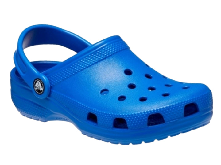 Zueco Crocs Classic Clog en color azul Blue Bolt con correa trasera y orificios de ventilación.