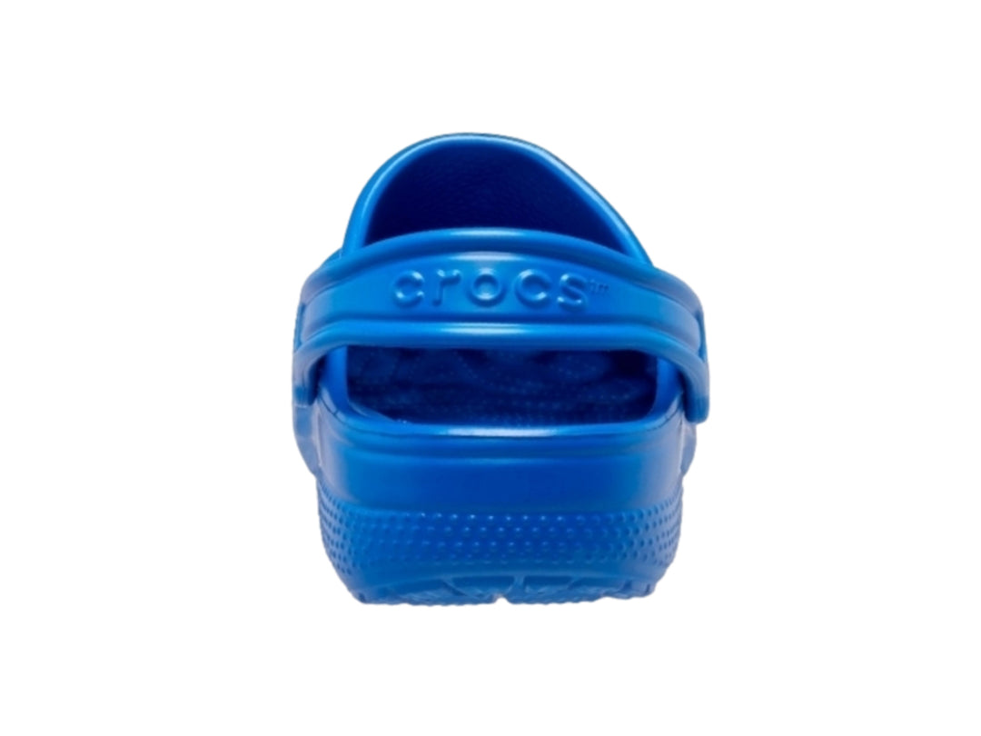 Zueco Crocs Classic Clog en color azul Blue Bolt con correa trasera y orificios de ventilación.