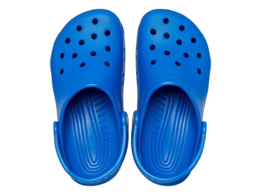 Zueco Crocs Classic Clog en color azul Blue Bolt con correa trasera y orificios de ventilación.