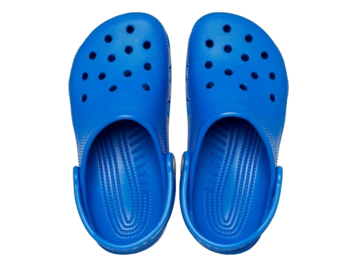 Zueco Crocs Classic Clog en color azul Blue Bolt con correa trasera y orificios de ventilación.