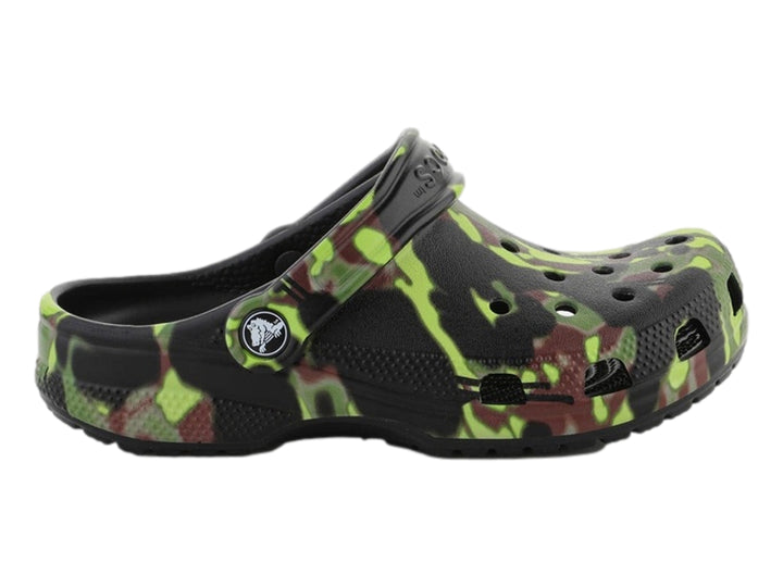 Zueco Crocs para Niño con estampado de camuflaje en colores negro, verde y café.