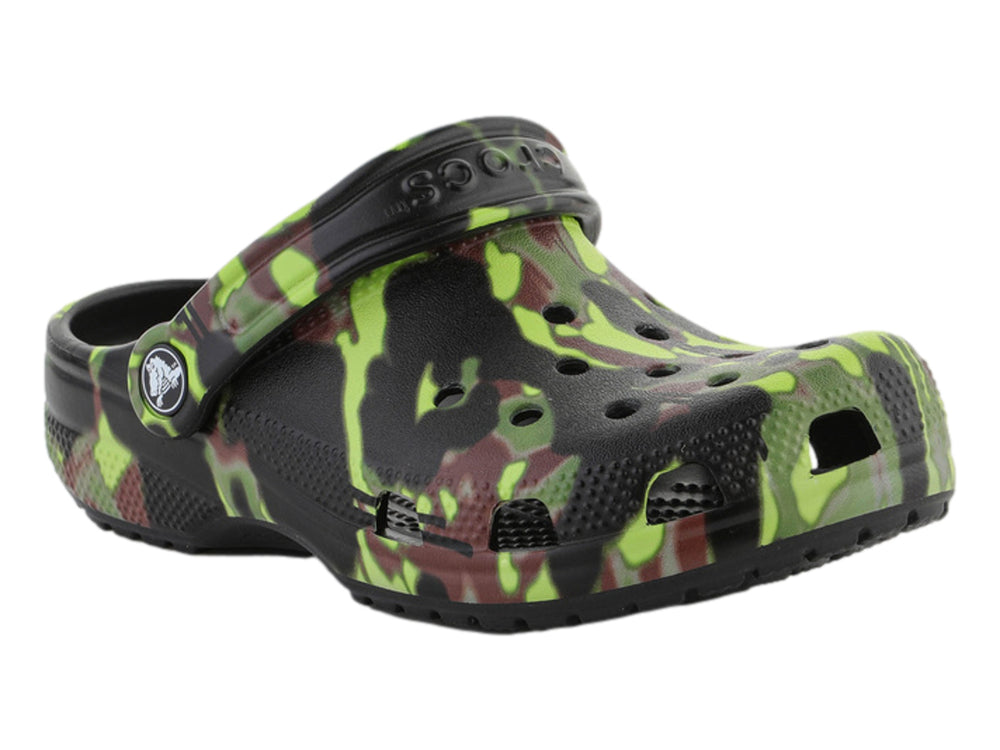 Zueco Crocs para Niño con estampado de camuflaje en colores negro, verde y café.