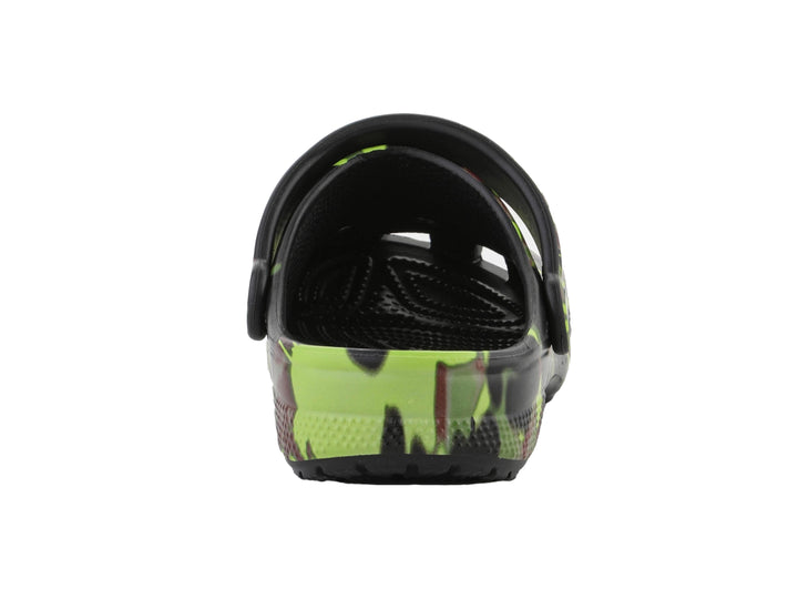 Zueco Crocs para Niño con estampado de camuflaje en colores negro, verde y café.