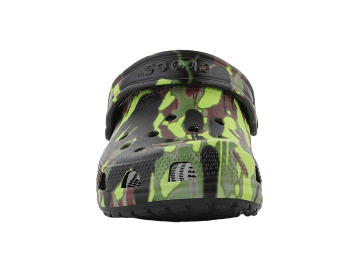 Zueco Crocs para Niño con estampado de camuflaje en colores negro, verde y café.