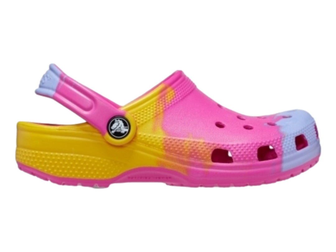 Zuecos Crocs multicolores en tonos rosa, amarillo y morado con correa trasera.