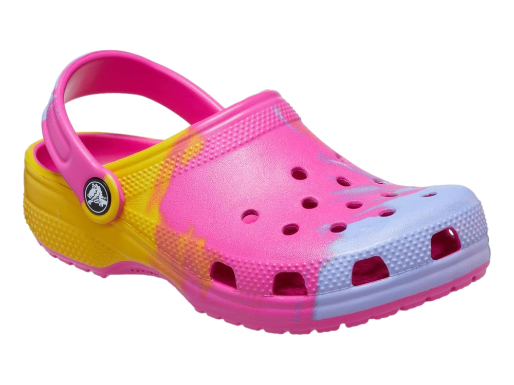 Zuecos Crocs multicolores en tonos rosa, amarillo y morado con correa trasera.