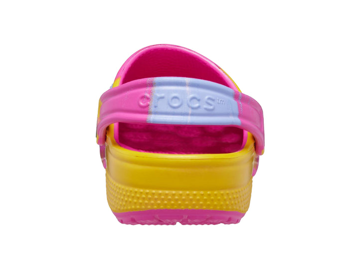 Zuecos Crocs multicolores en tonos rosa, amarillo y morado con correa trasera.
