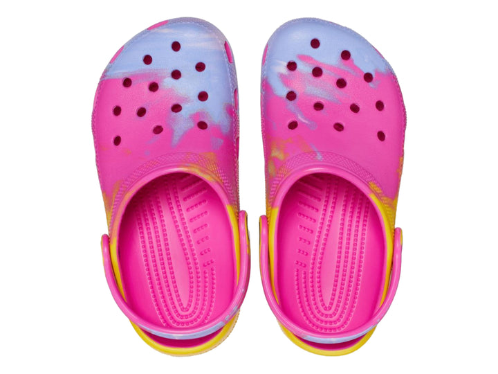 Zuecos Crocs multicolores en tonos rosa, amarillo y morado con correa trasera.