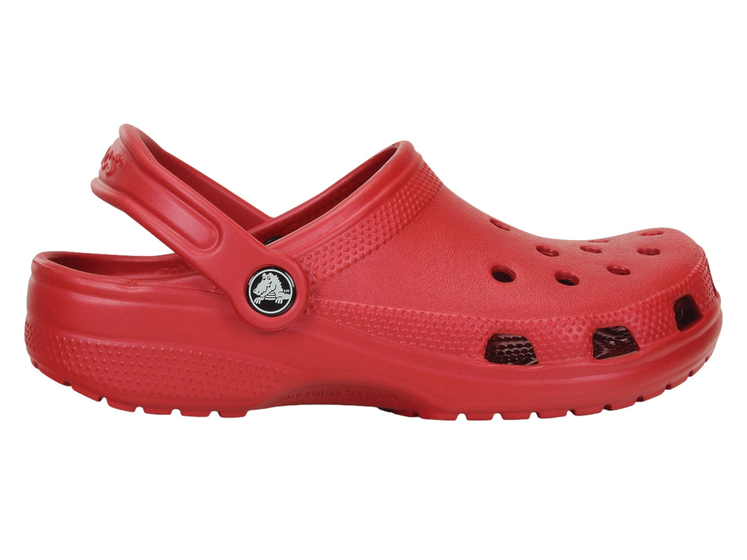 Zueco Crocs Classic en color rojo Pepper con correa trasera ajustable y orificios de ventilación.