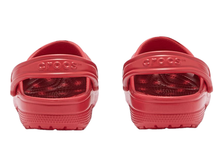 Zueco Crocs Classic en color rojo Pepper con correa trasera ajustable y orificios de ventilación.