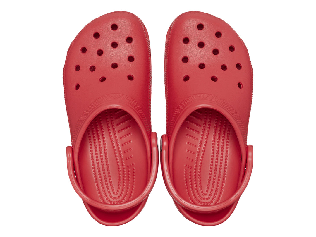 Zueco Crocs Classic en color rojo Pepper con correa trasera ajustable y orificios de ventilación.