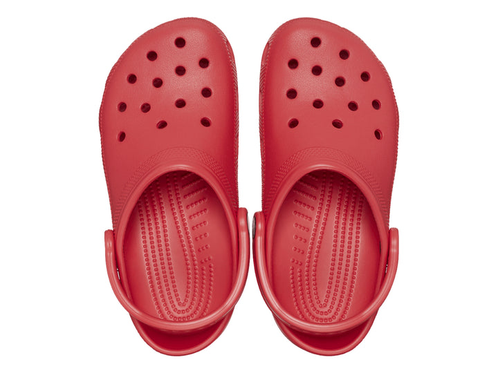 Zueco Crocs Classic en color rojo Pepper con correa trasera ajustable y orificios de ventilación.
