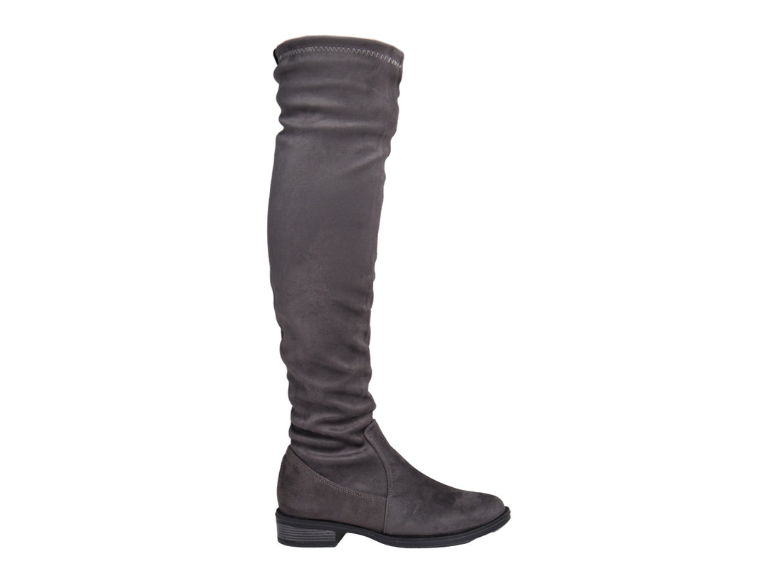 Bota alta de color gris con suela plana y acabado mate para mujer.