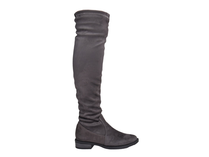Bota alta de color gris con suela plana y acabado mate para mujer.