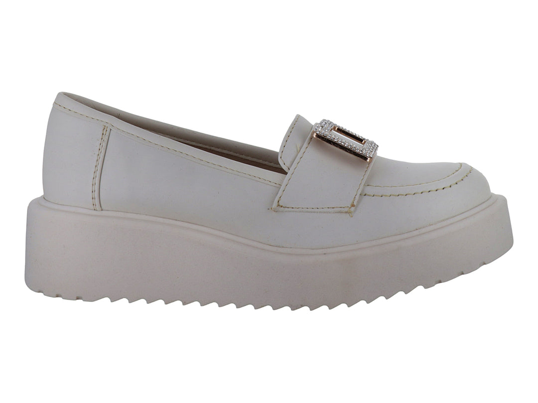 Zapato tipo mocasín color blanco con plataforma gruesa y hebilla decorativa con brillantes.