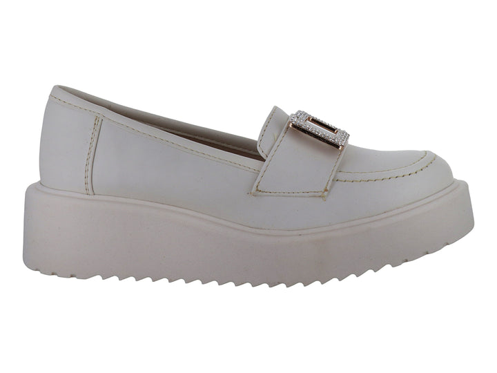 Zapato tipo mocasín color blanco con plataforma gruesa y hebilla decorativa con brillantes.