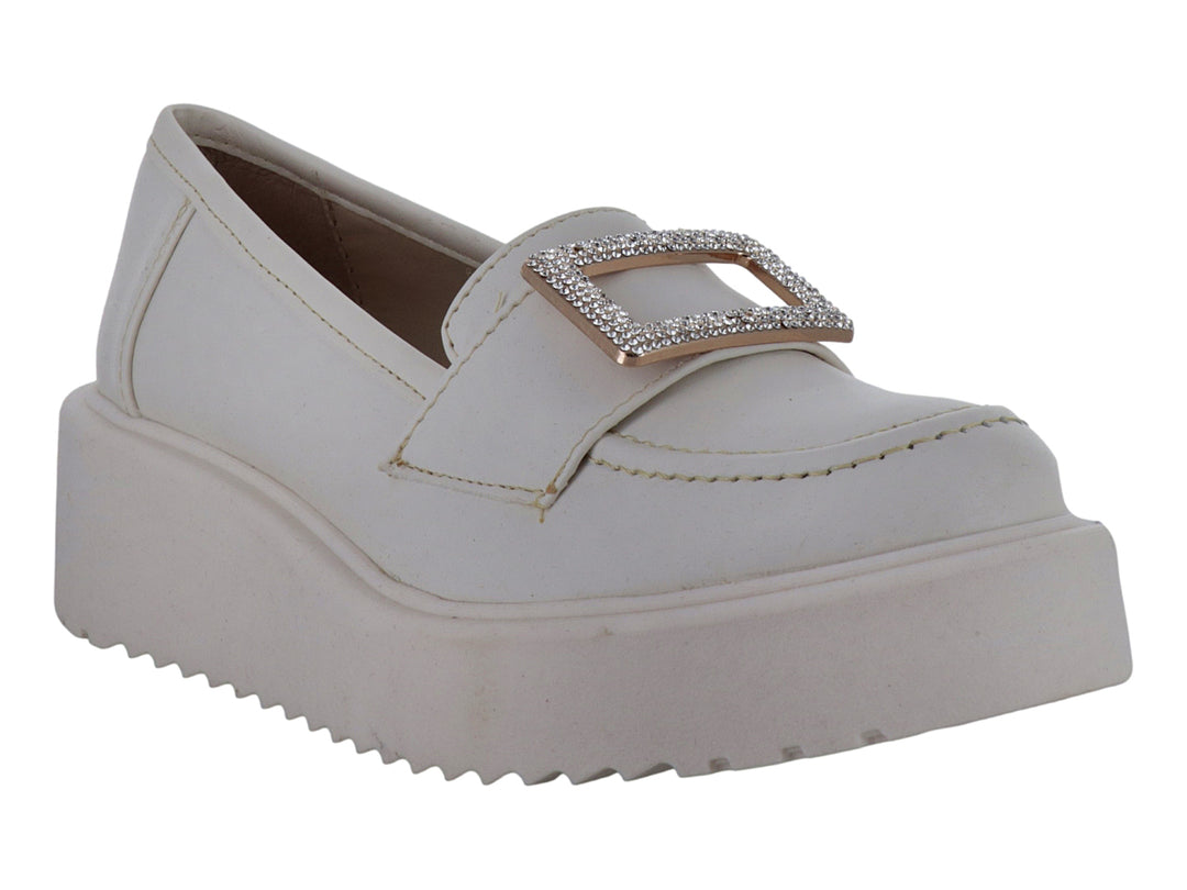 Zapato tipo mocasín color blanco con plataforma gruesa y hebilla decorativa con brillantes.