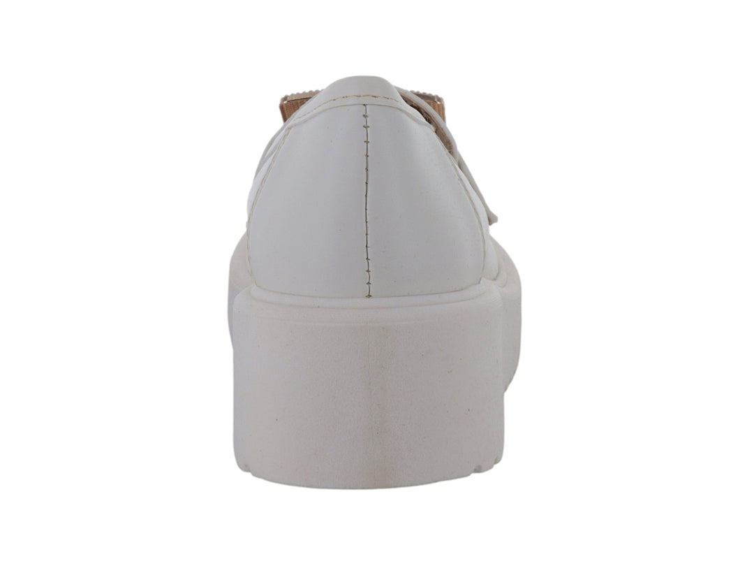 Zapato tipo mocasín color blanco con plataforma gruesa y hebilla decorativa con brillantes.