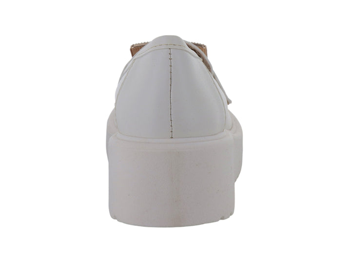 Zapato tipo mocasín color blanco con plataforma gruesa y hebilla decorativa con brillantes.