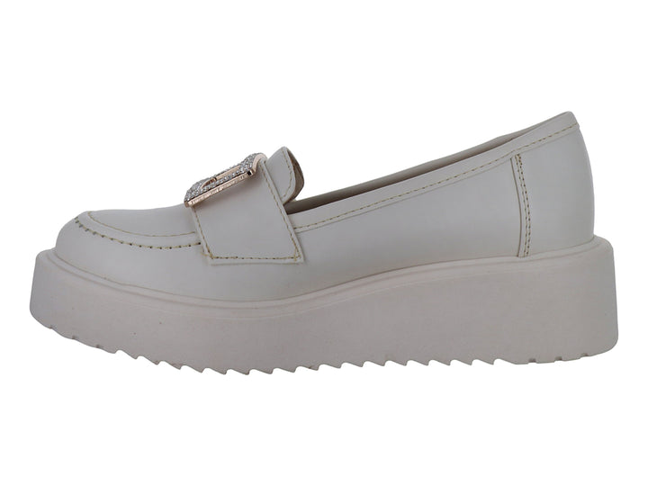 Zapato tipo mocasín color blanco con plataforma gruesa y hebilla decorativa con brillantes.