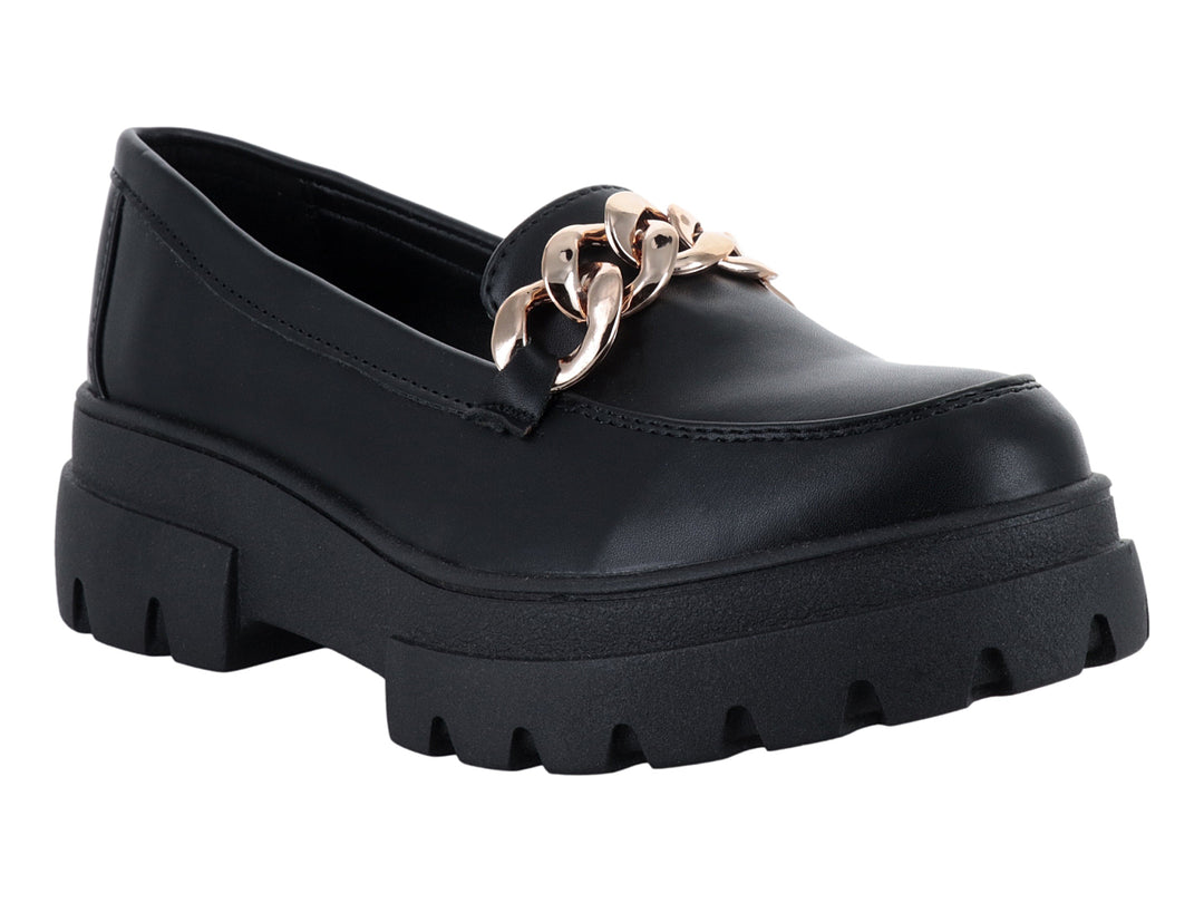 Mocasín negro de plataforma con detalle de cadena dorada y suela track.